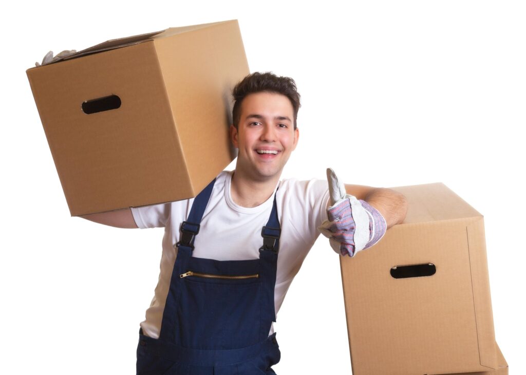 Motivierter Mitarbeiter trägt schweren Karton bei einer Haushaltsauflösung in Wesseling.